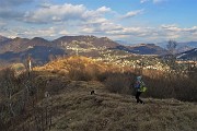 65 Scendendo dalla Corna Bianca con panorama verso l'altopiano Selvino-Aviatico